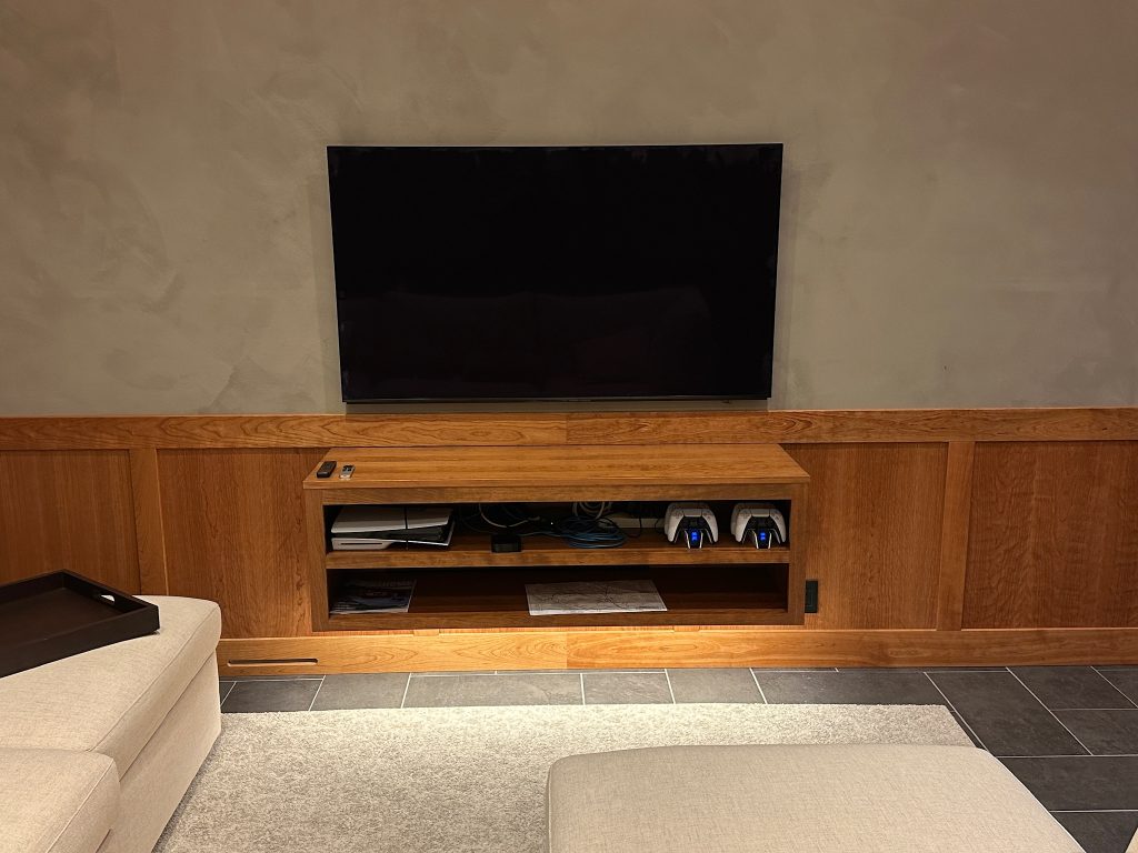 Mazama cabin rental with a 4K TV and PlayStation 5, perfect for entertainment and relaxation.