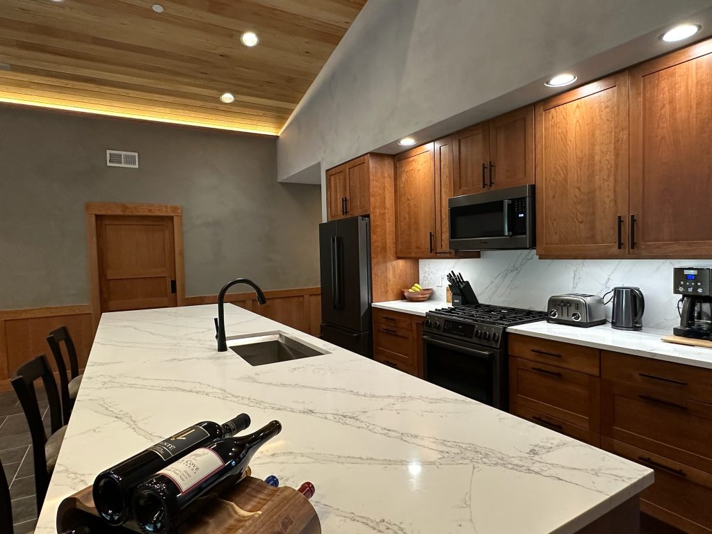 Mazama cabin rental featuring a chef’s kitchen with a large island, perfect for preparing gourmet meals.
