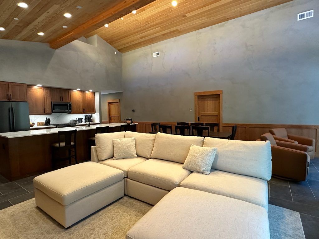 Mazama cabin rental featuring a large sectional couch in the living room, perfect for relaxing and socializing.