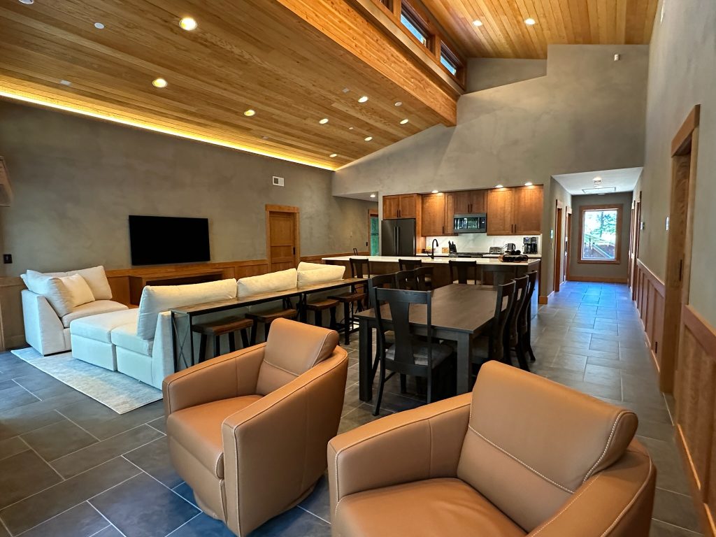 Mazama cabin rental lounge with an 8-person dining table, perfect for family meals and gatherings.
