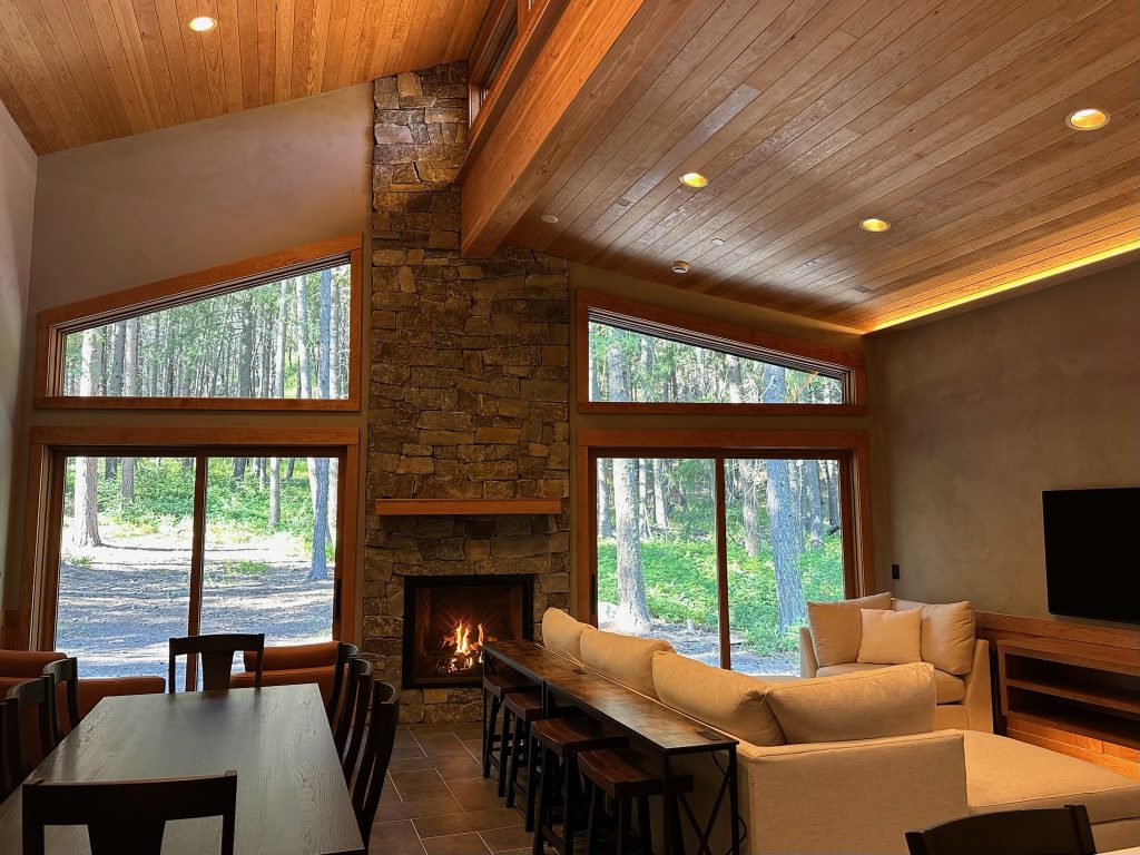 Luxurious Mazama cabin rental great room with a cozy fireplace, perfect for relaxing and entertaining.