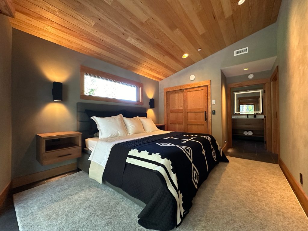 Mazama cabin rental with a luxurious master suite featuring a king-size bed and serene mountain views.