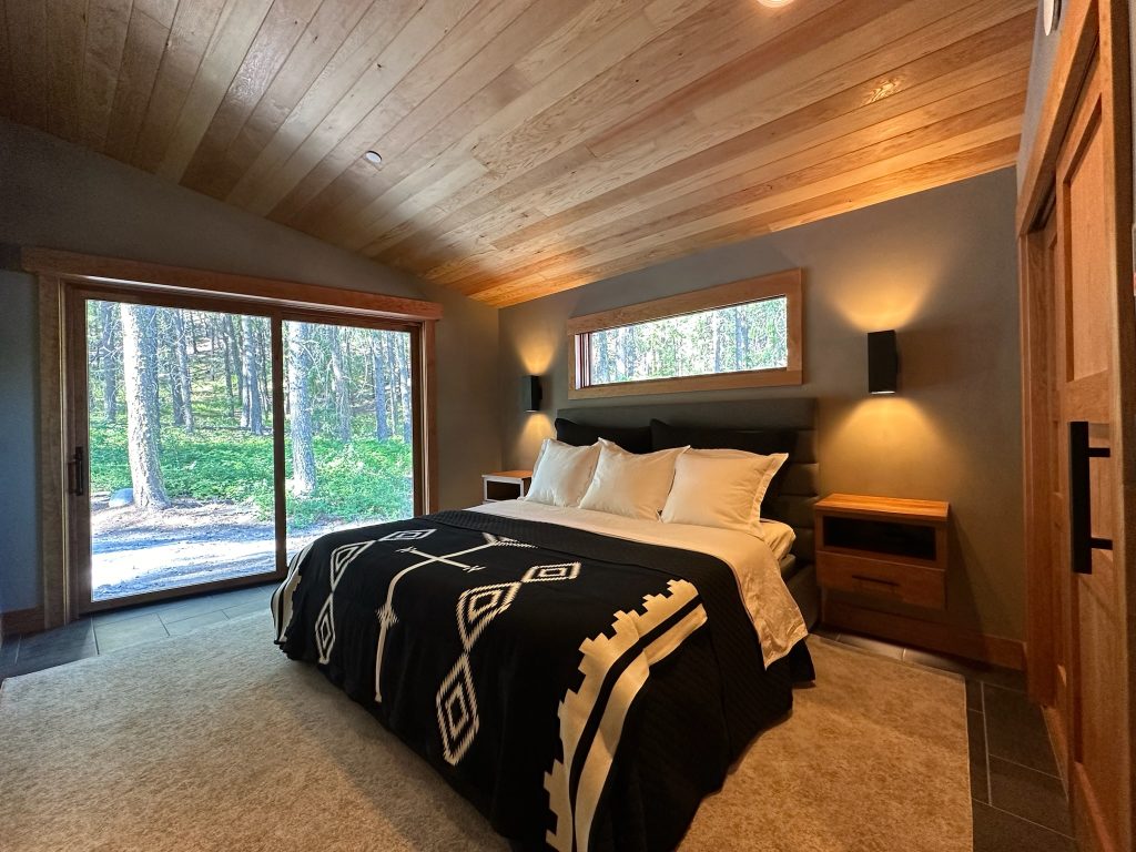 Mazama cabin rental master suite with a king-size bed and adjustable settings for personalized comfort.